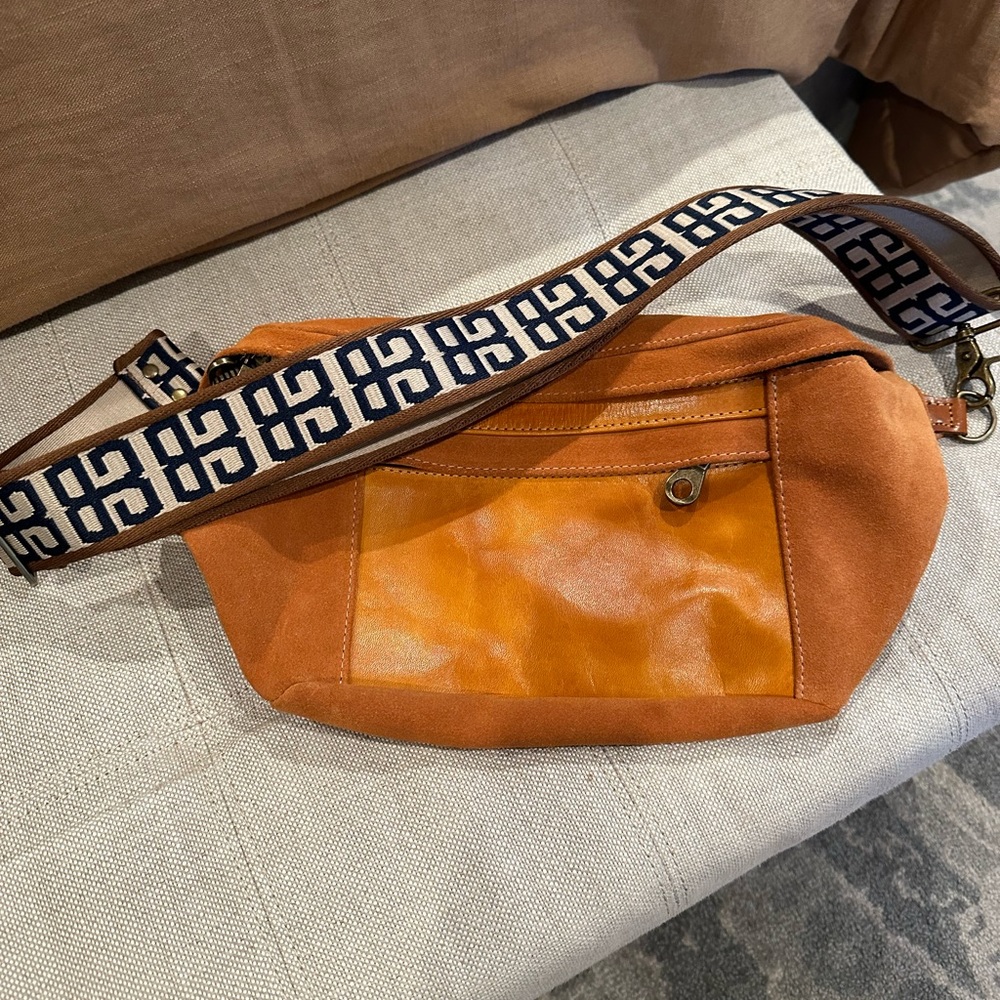 Parker Thatch Sling Bag! Smooth leather pocket and suede body.